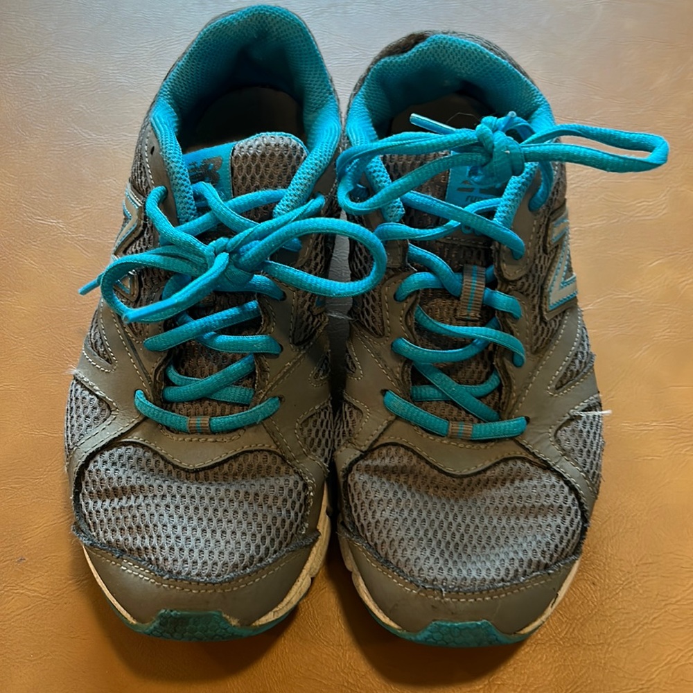 New Balance women’s size 7 grey and blue 635 running sneakers